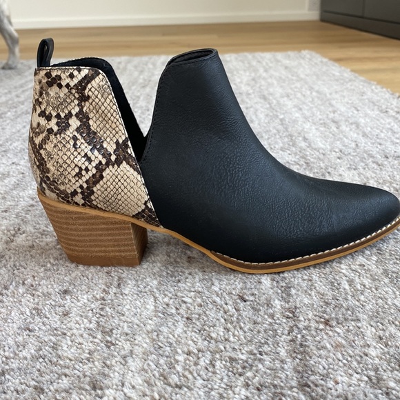 Ccoccii faux snakeskin/black booties size 8.5 - Picture 3 of 4